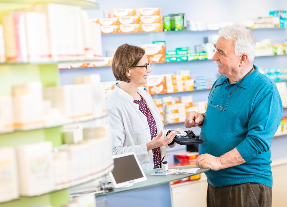 Beratung eines Kunden in der Apotheke