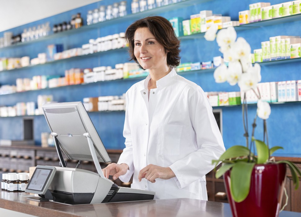 Apothekerin am HV-Tisch in der Apotheke