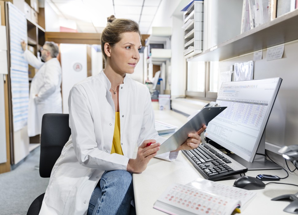 Frau im Backoffice der Apotheke