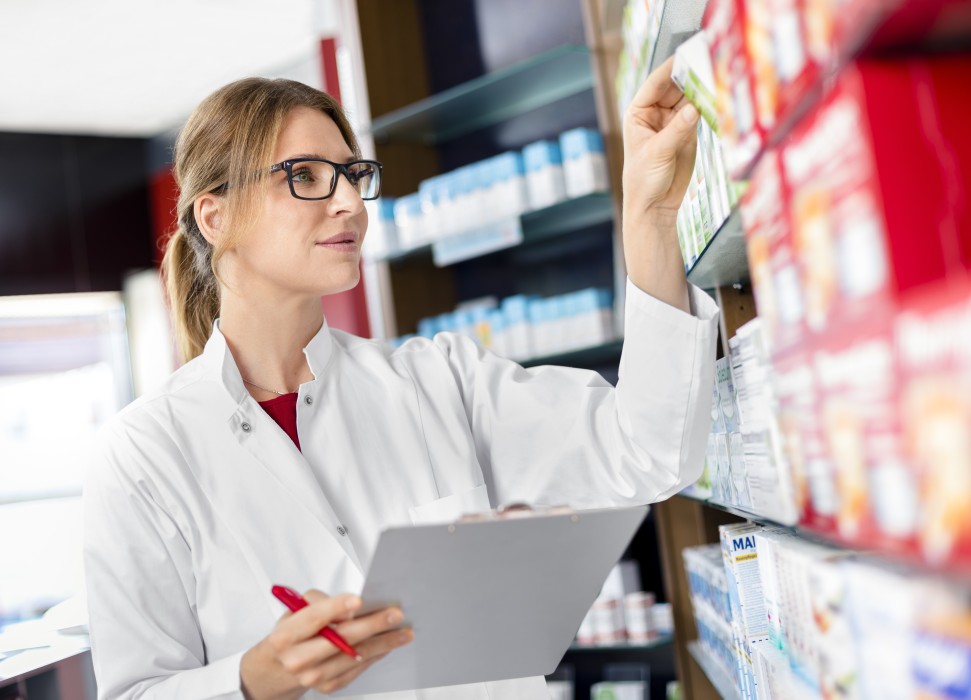 Pharmazeutisch-Kaufmännische Angestellte kontrolliert die Artikel im Freiwahlbereich
