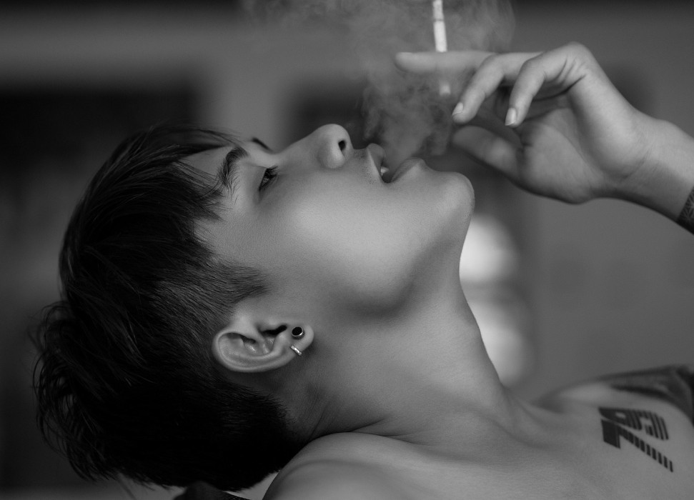 Junger Mann der raucht