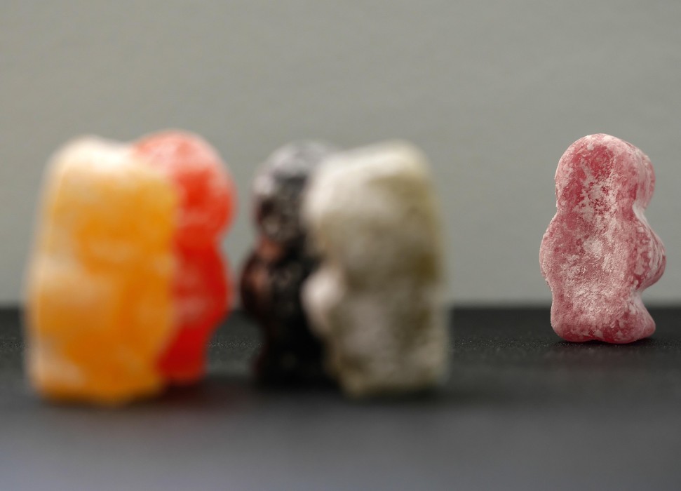 Eine kleine Gruppe von Gummmibärchen