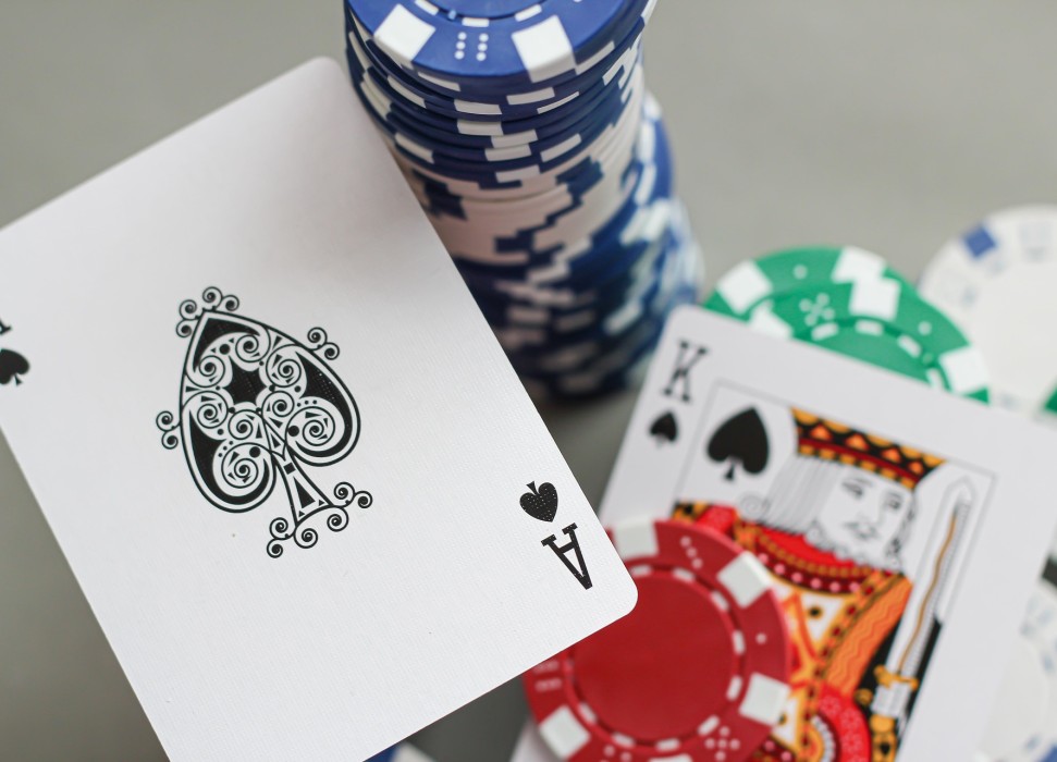 Spielsucht - Spielkarten und Jetons