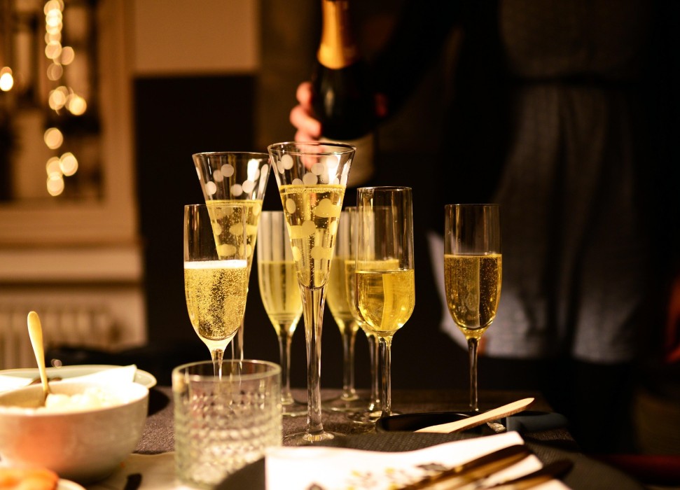 Tisch mit Sekt-Gläsern 