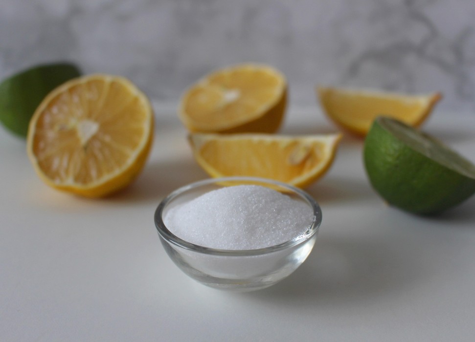 Bild zeigt Zitronen mit einer Schale Natron
