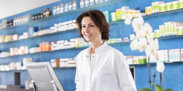 Apothekerin am HV-Tisch in der Apotheke