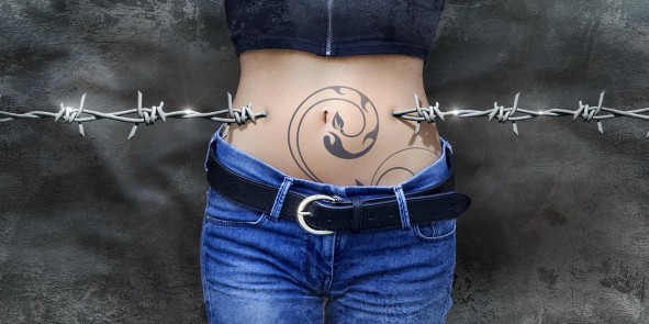 Foto eines Bauches mit Stacheldraht