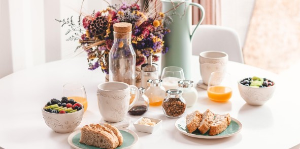Gedeckter Frühstückstisch