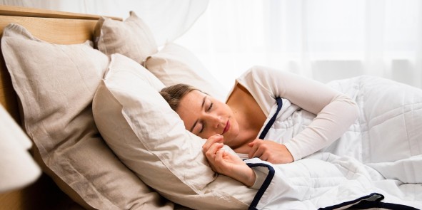 Schlafende Frau im Bett