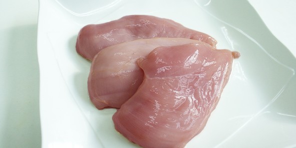 Hähnchenbrustfleisch auf einem Teller